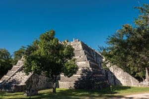 de ossuary byggnad på chichen itza, mexico foto