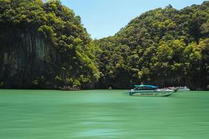 krabi, thailand, 2017 - antenn panorama av thailands grönskande, frodig tropisk ö, nationell parkera ö, med blå och akvamarin de hav, och moln lysande förbi solljus i de bakgrund. foto