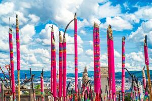 rökelse pinnar i en glas vas varelse rökt. festlig rökelse förbi de buddha staty tillverkad av marmor. foto