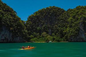 krabi, thailand, 2017 - antenn panorama av thailands grönskande, frodig tropisk ö, nationell parkera ö, med blå och akvamarin de hav, och moln lysande förbi solljus i de bakgrund. foto