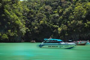 krabi, thailand, 2017 - antenn panorama av thailands grönskande, frodig tropisk ö, nationell parkera ö, med blå och akvamarin de hav, och moln lysande förbi solljus i de bakgrund. foto