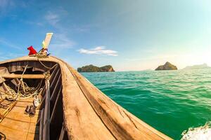 antenn panorama av thailands grönskande, frodig tropisk ö, nationell parkera ö, med blå och akvamarin de hav, och moln lysande förbi solljus i de bakgrund. foto