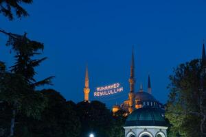 sultanahmet moské se på natt med tysk fontän. foto