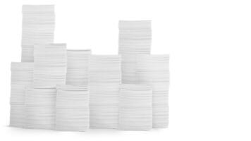 stack av papper isolerat på en vit bakgrund foto
