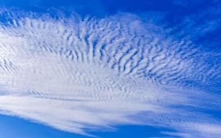 blå himmel med kemisk kemtrails stackmoln moln skalär vågor himmel foto