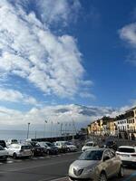 como, Italien - 12 november 2023. vägbank av de by av domaso med färgrik villor på de Strand av sjö como. Italien foto