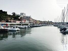 procida vid vatten med massor av yachter, procida, golf av Neapel, Italien foto