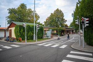 Prag, tjeck republik - oktober 10, 2023. barn rida offentlig Cyklar på ett av trafik lekplats i Prag, tjeck republik. hög kvalitet Foto