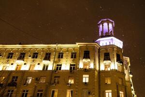 upplyst hus i moskva stad på vinter- natt foto