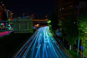 en natt trafik sylt på de stadens centrum gata i tokyo bred skott foto