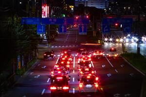 en natt trafik sylt på de stadens centrum gata i tokyo lång skott foto