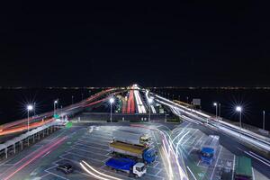 en natt trafik sylt på de motorväg på tokyo bukt område bred skott foto