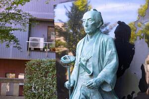 en japansk sten staty på tomioka helgedom med copy foto