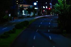 en natt miniatyr- trafik sylt på de stadens centrum gata i tokyo foto