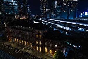 en natt panorama- stadsbild i främre av tokyo station bred skott foto