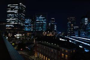 en natt panorama- stadsbild i främre av tokyo station bred skott foto