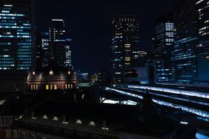 en natt panorama- stadsbild i främre av tokyo station foto