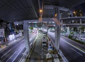 en natt trafik sylt på de urban gata i tokyo fisk öga skott foto