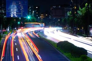 en natt trafik sylt på de stadens centrum gata i tokyo foto