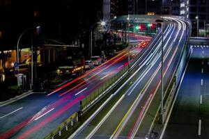 en natt trafik sylt på yamate aveny i tokyo foto