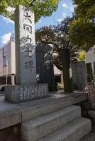 en sten monument på tomioka helgedom foto
