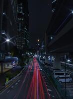 en natt trafik sylt på de urban gata i tokyo bred skott foto