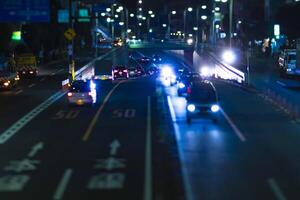 en natt miniatyr- trafik sylt på de urban gata i tokyo foto