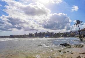 tropisk mexikansk strand klart vatten stenblock playa del carmen mexico. foto