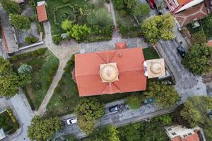 antenn topp se av st. panteleimon kyrka i hisarya foto