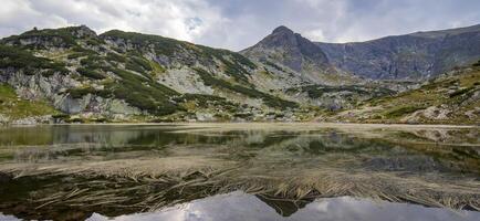 panorama- se av berg sjö med växter i rila fjäll, bulgarien foto