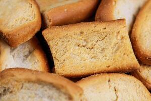 skivor av rostat bröd som en bakgrund foto