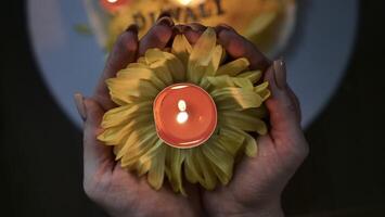 firande av de religiös indisk festival av diwali. gul blommor med brinnande holi ljus på hindi festival närbild foto