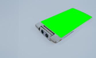 attrapp smart telefon gammal generation med rotera kamera och grön skärm, kopia Plats isolerat på vit. foto