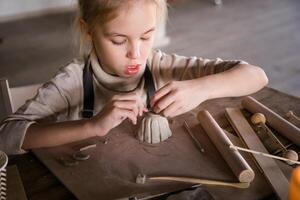 blond flickans passionen för handgjort keramik i de studio foto