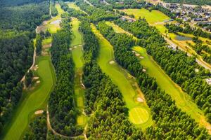 topp se av de golf kurs belägen i en trädbevuxen område foto