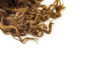 friska vågig kvinna hår på vit bakgrund. bit av brun lång hår på vit isolerat bakgrund. topp se. kopia Plats. foto
