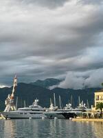 yachter stå på de förtöjning av de marina mot de bakgrund av bergen i de dimma foto