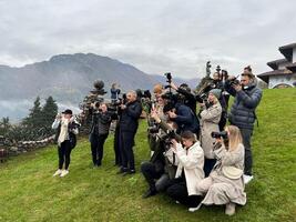 como, Italien - 12 november 2023. många fotografer stå på de berg och skjuta med kameror foto