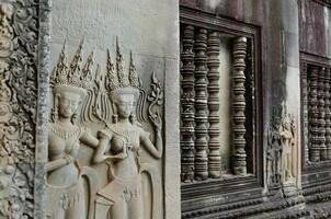apsara på de sten vägg träsnideri av angkor wat på siem skörda provins av cambodia foto