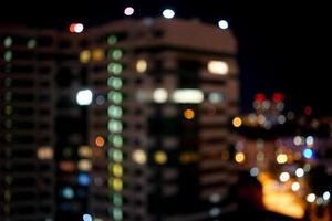 suddig nattbakgrund med utsikt över höghus och massor av ljus foto