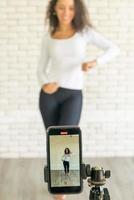 latinsk kvinna skapade sin dansvideo med smartphonekamera. för att dela video till sociala medier-applikationer.