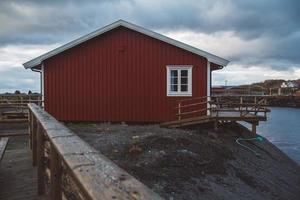 norge rorbuhus och berg stenar över fjordlandskap skandinavisk resevy lofoten öar foto