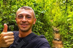 man turist tropisk djungel skog vandring spår chiang mai thailand. foto