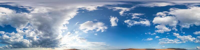 himmel sömlös panorama med moln utan jord, för lätt använda sig av i 3d grafik och panorama för kompositer i antenn och jord sfärisk panorama som en himmel kupol. himmel ersättning för Foto