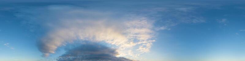 mörk blå solnedgång himmel panorama med stackmoln moln. sömlös hdr pano i sfärisk likriktad formatera. komplett zenit för 3d visualisering, spel och himmel ersättning för antenn Drönare 360 panoramabilder. foto