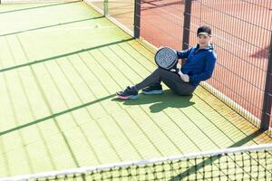 kvinna spelar paddla tennis utomhus. foto