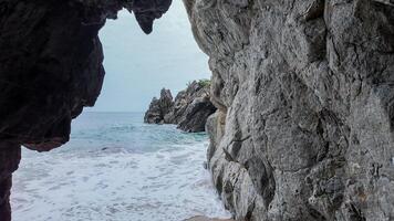 lugn strand se genom grotta öppning foto