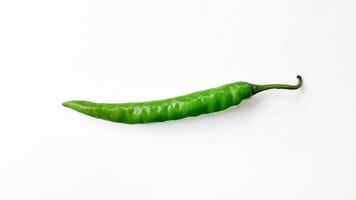 kulinariska begrepp, färsk grön chili peppar isolerat foto