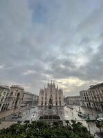 milano, Italien - 12 november 2023. duomo katedral på de fyrkant mot de bakgrund av en stormig molnig himmel. milano, Italien foto