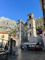 kotor, monte - 25 december 2022. gammal klocka torn av de katedral av st. tryphon i kotor mot de bakgrund av de berg. monte foto